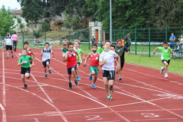 Un centenar de escolares a la carrera desde Llanes a Parres