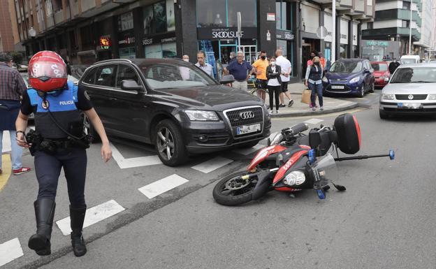 Se salta un ceda el paso y embiste a una moto de la Policía Local de Gijón