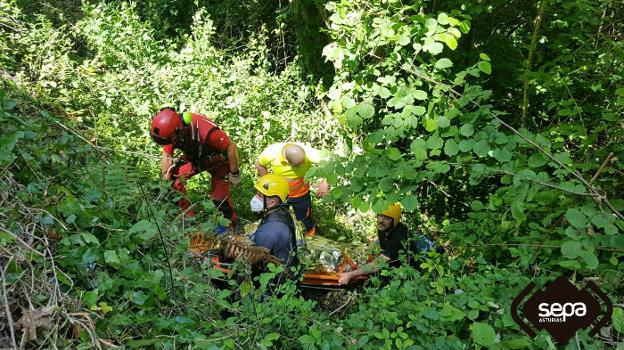 Herido un ciclista al caer al río por un desnivel de veinte metros