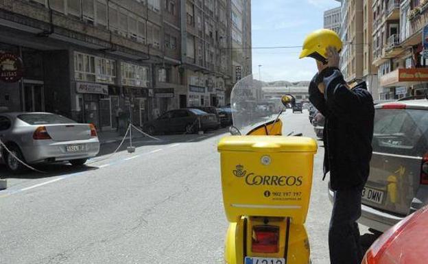 Un cartero se enfrenta a dos años de cárcel por tirar a la basura el correo que debía repartir