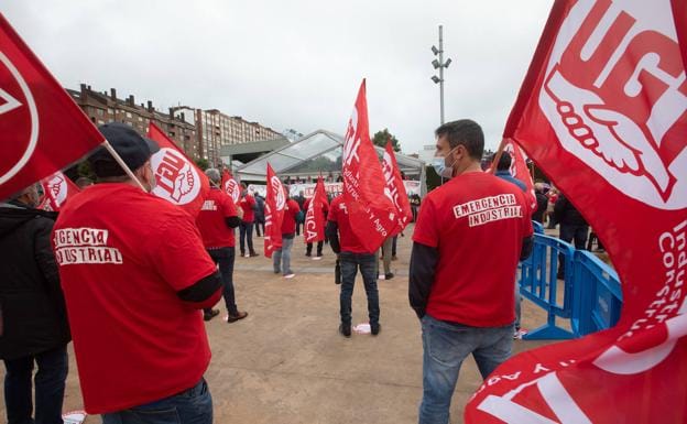 «Estamos hartos»: UGT y CC OO trasladan a Madrid las reivindicaciones de la industria asturiana