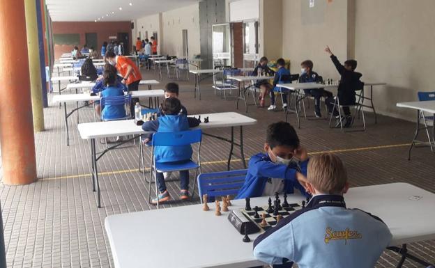 Medio centenar de jóvenes disputaron el Escolar avilesino