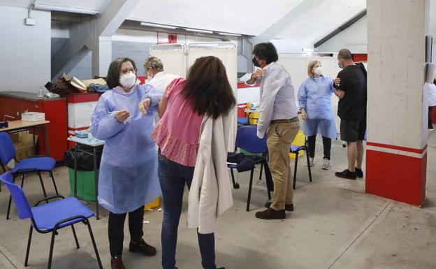 Asturias vacunará a los turistas si el Gobierno central aumenta el envío de dosis a la región