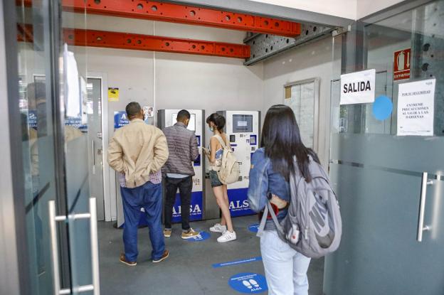 Usuarios de la estación de buses de Gijón critican las dificultades para la adquisición de billetes