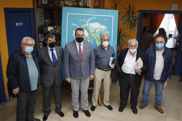 Premio Emilio Barbón al abrazo de la voluntaria de Cruz Roja a un migrante