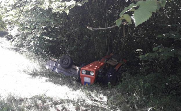 Herido un hombre de 85 años tras volcar con su tractor en Parres
