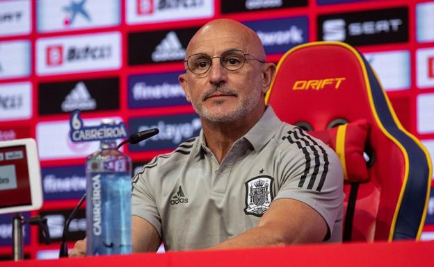 Luis de la Fuente: «Manu García juega muy tranquilo con la Selección, en su club tiene una gran responsabilidad»