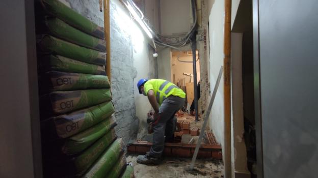 El hallazgo de posibles restos de la muralla para la obra del ascensor del ayuntamiento de Avilés