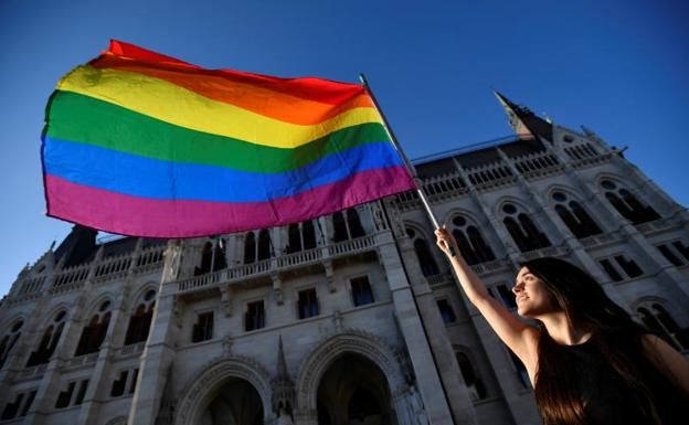 Hungría prohíbe exponer a menores de 18 años a contenido relacionado con la homosexualidad