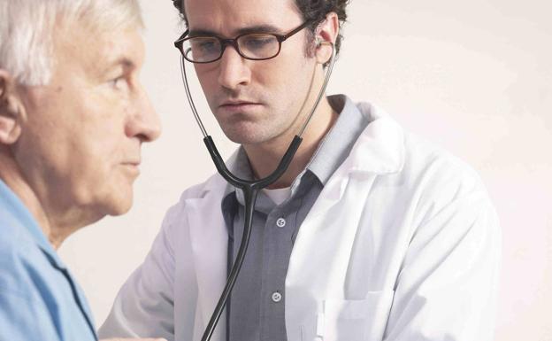 Uno de cada cuatro médicos españoles estudiaría otra carrera