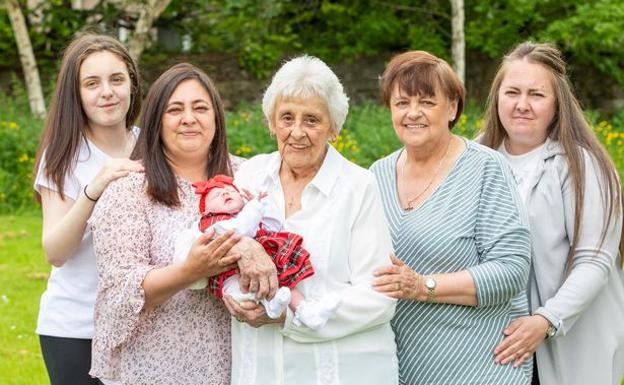 Tataratataratataraabuela a los 86 años: una familia británica suma seis generaciones vivas