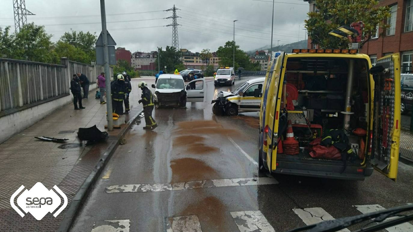 Tres heridos en Langreo al colisionar dos furgonetas frontalmente