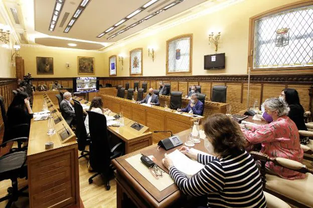 El Pleno de Gijón aprueba destinar ayudas directas al ocio nocturno, pero el gobierno no las ve necesarias