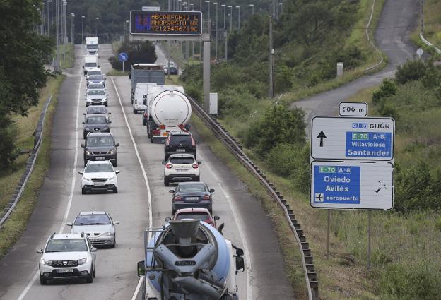 Grandes atascos en la AS-19 para evitar las obras de la Y que concluyeron ayer