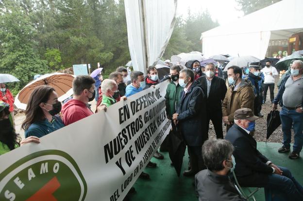 Cencerrada de los ganaderos en Tineo contra la política del lobo