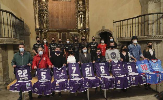 El Telecable entrega sus camisetas solidarias