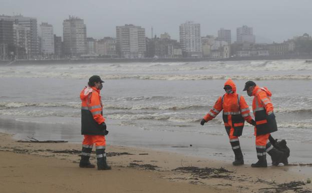 Gijón cierra al baño el tramo de San Lorenzo más próximo al Piles por los alivios al río