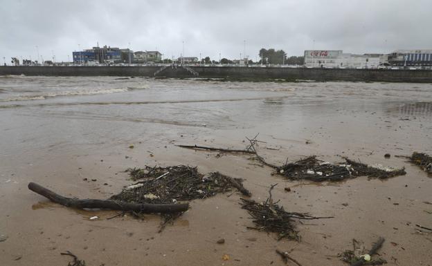 El Ayuntamiento de Gijón reabre el baño en toda la playa tras 24 horas sin alivios de la red de colectores al Piles