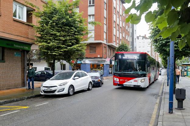 El nuevo carril bus de Gijón suprimirá 83 plazas, ya compensadas en calles próximas