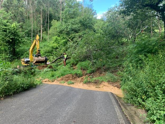 Un argayo obliga a cortar la carretera de Sardalla, en Ribadesella