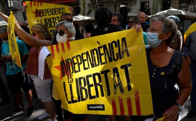 Centenares de independentistas protestan contra los indultos en Barcelona