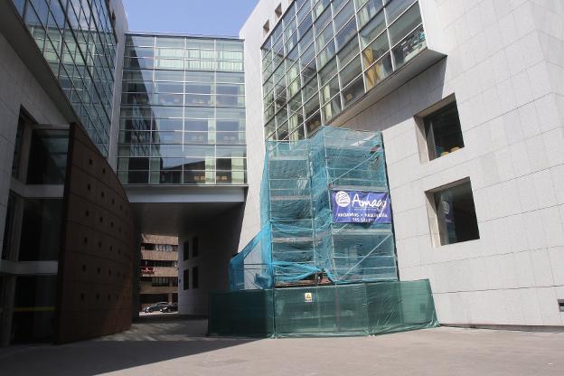 Dos acusados se enfrentan a cuatro años de cárcel por clavar un destornillador a un joven en Oviedo