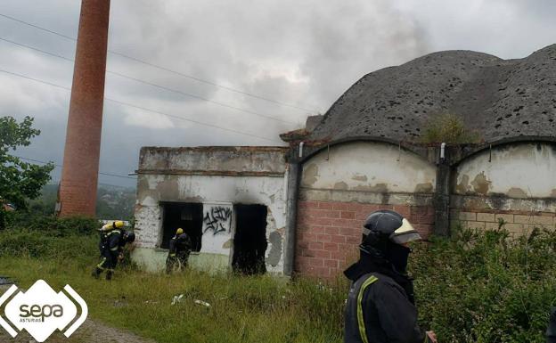 Incendio en el interior de una nave abandonada de Siero