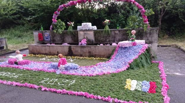 San Xuan se impone a la lluvia y llena las fuentes de flores