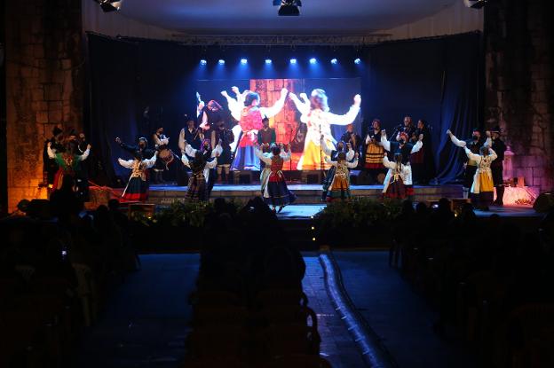 La magia regresa a la noche de San Xuan en Mieres con danzas ante una foguera de luz