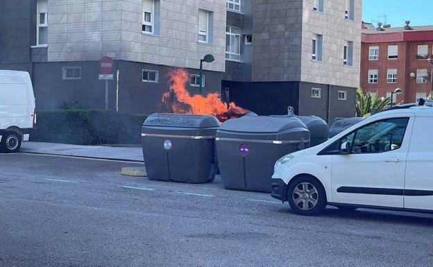 Queman dos contenedores en el Polígono de Pumarín