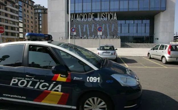 Un vecino de Gijón detenido en 60 ocasiones roba más de 1.000 euros en un bar