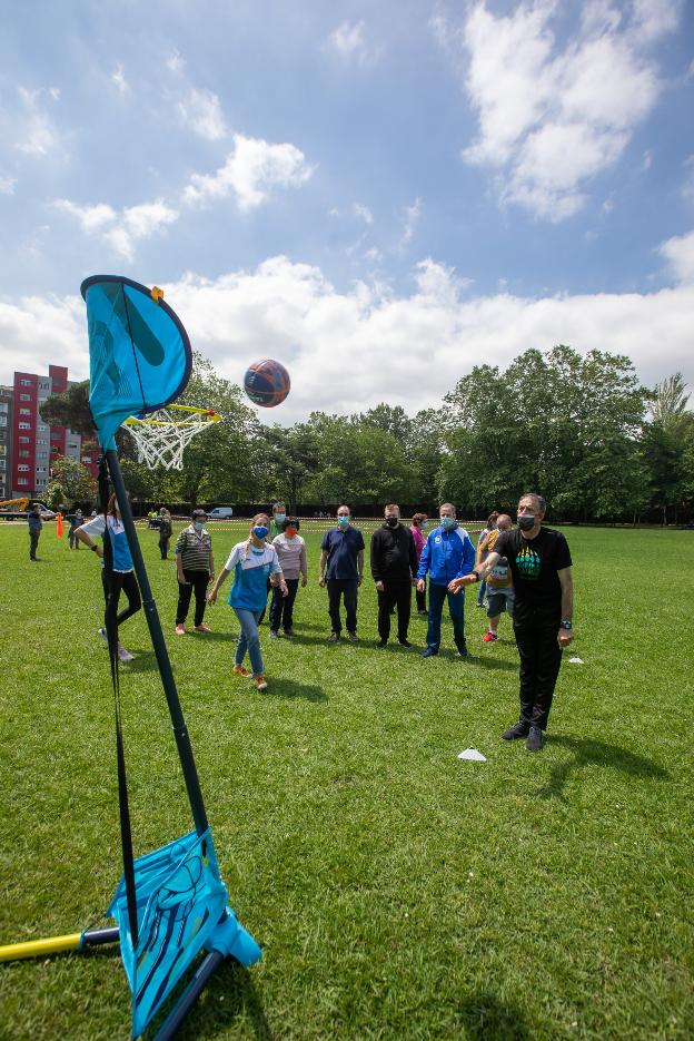 Juegos y deporte para sanar la mente en el parque de Ferrera