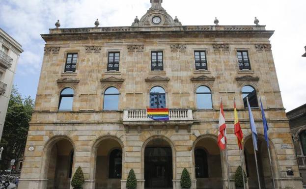 Polémica en Gijón por la bandera del orgullo gay en el Ayuntamiento: Vox exige su retirada y la alcaldesa se niega