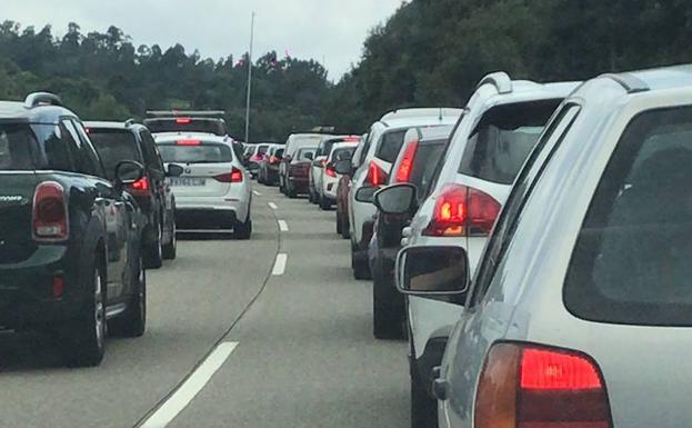 La 'Y' vuelve a colapsar: decenas de conductores atrapados durante horas por un accidente