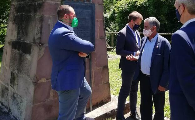 Revilla y Barbón 'batallan' en Picos de Europa para apropiarse del Rey Pelayo