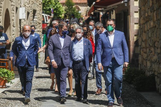 Barbón pide a los asturianos «sentido común» y llevar «siempre con uno» la mascarilla