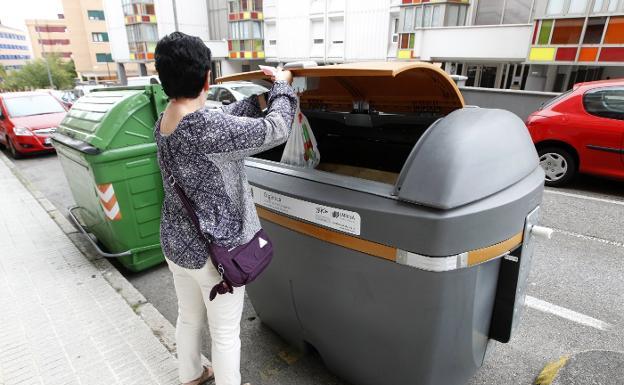 Emulsa estudia imponer un modelo de bolsa para tirar la basura en Gijón