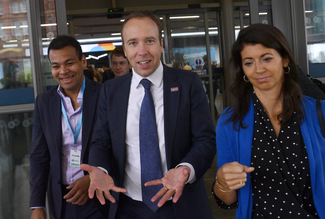 Dimite el ministro de Sanidad británico tras ser descubierto rompiendo el distanciamiento social al besar a su amante