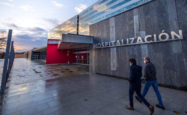 Herido grave un hombre tras caer por la ventana desde un primer piso en el centro de Oviedo