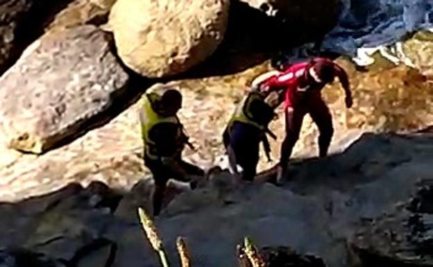 Rescatan a dos tripulantes de una moto de agua que volcó en Gijón