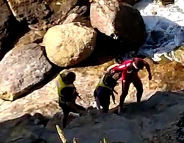 Rescatan a dos jóvenes que cayeron de una moto de agua junto al Cerro