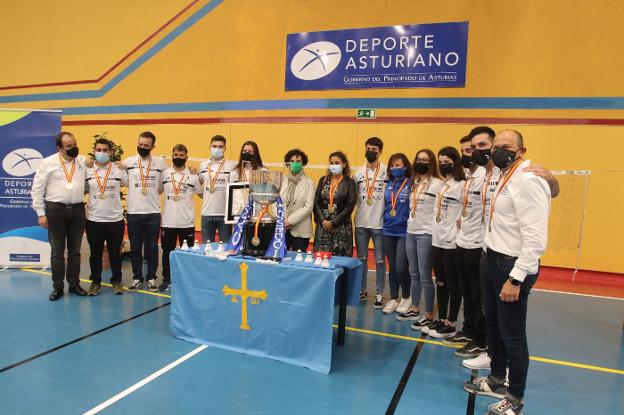 El «doble éxito» deportivo y social del Club Bádminton Oviedo