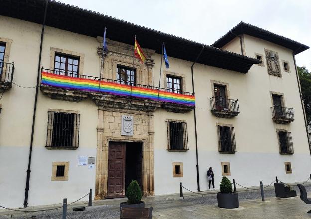 La casa consistorial luce la bandera arcoíris