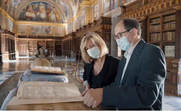 Llanos Castellanos y José Luis del Valle, con uno de los códices en la biblioteca de El Escorial. /R. C.