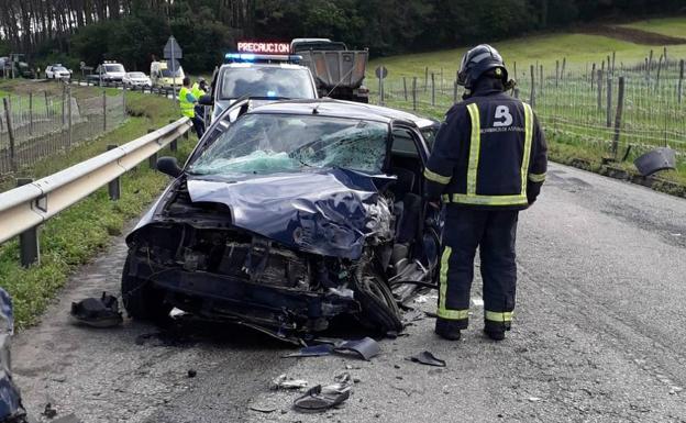 Herida una mujer que tuvo que ser excarcelada de su vehículo tras chocar con un camión en Navia