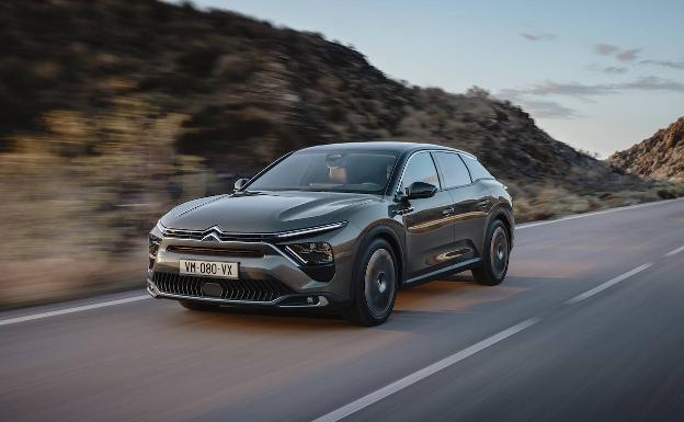 C5 X: Citroën vuelve a la berlina con una propuesta muy poco ortodoxa