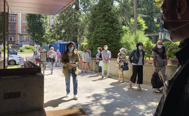 Largas colas en la sede del Banco de España de Oviedo para despedirse de las últimas pesetas