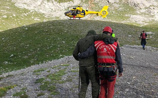Evacúan en helicóptero al militar lesionado en el Uriellu