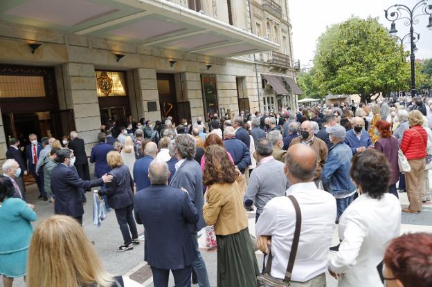 Medio millar de personas llenan el aforo permitido en la entrega de las medallas de Gijón
