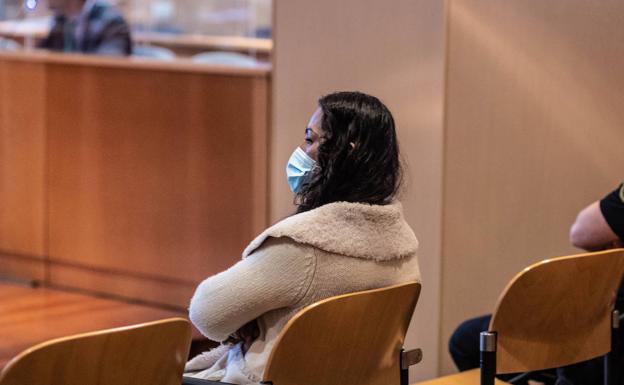 La acusada de apuñalar a su expareja en Oviedo reconoce los hechos y acepta ocho años de cárcel